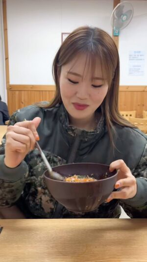 Eom Ji-yoon Instagram - <포항 물회 청년 대회> 누가 더 맛있게 먹나요? 투표 부탁드립니다