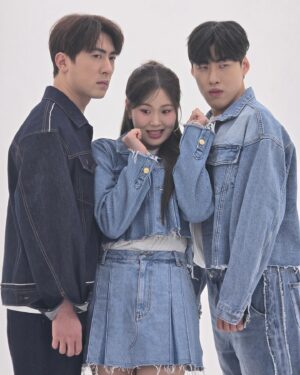 Eom Ji-yoon Instagram - 징그럽게 왜 이렇게 붙는 거야??!?!