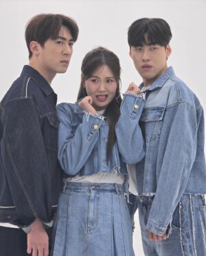 Eom Ji-yoon Instagram - 징그럽게 왜 이렇게 붙는 거야??!?!