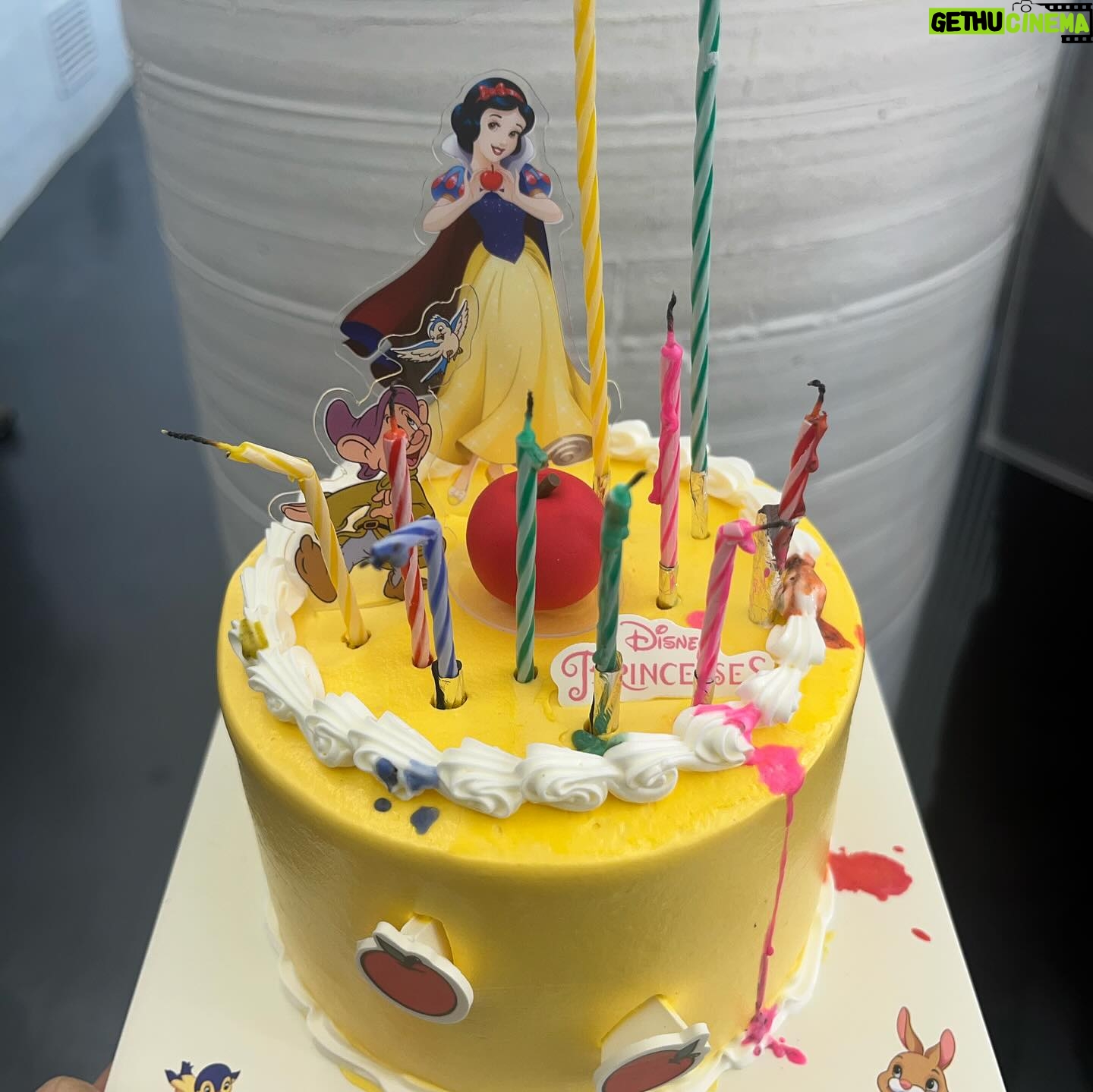 Eom Ji-yoon Instagram - 생일이 대수냐고 하지만 축하받으니 너무 행복하네요 감사합니다