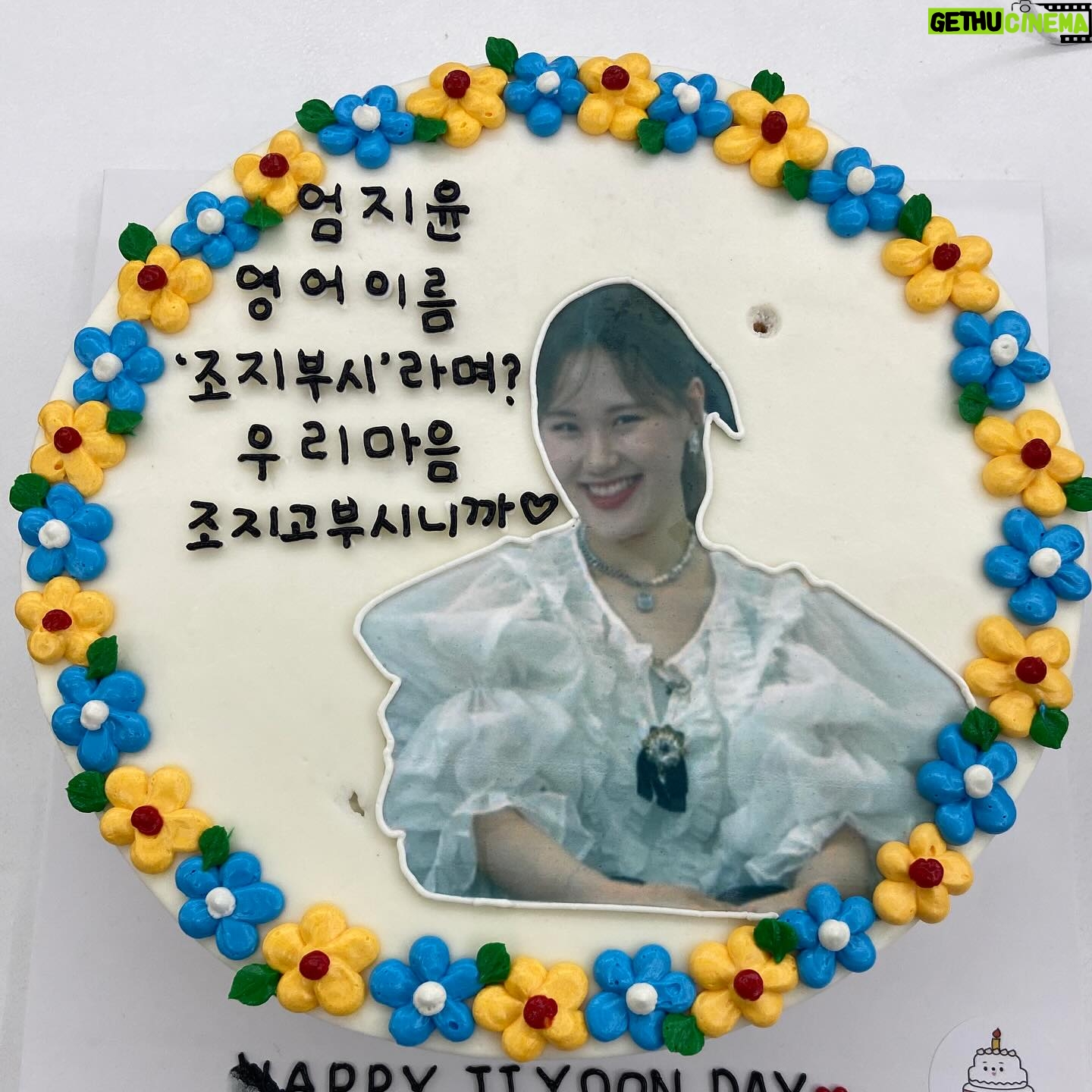 Eom Ji-yoon Instagram - 생일이 대수냐고 하지만 축하받으니 너무 행복하네요 감사합니다