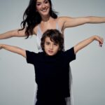 Eréndira Ibarra Instagram - Eréndira Ibarra forma parte de nuestro especial del Día de las Madres. Para la actriz, el reto más grande ha sido la neurodiversidad de su hijo. “Cuando llega un niño neurodiverso, el mundo cambia y la forma en que hacemos las cosas tiene que cambiar también”, nos contó. No te pierdas la entrevista completa en el link de nuestra bio ☝🏻 Foto: @luiscalderonphoto Maquillaje y Peinado: @cmprbeauty Texto: @maitecuesta_ Estilismo: @lupislupismb Producción: @brendafdzu Video y entrevista: @marieela_cr @irving_chaga