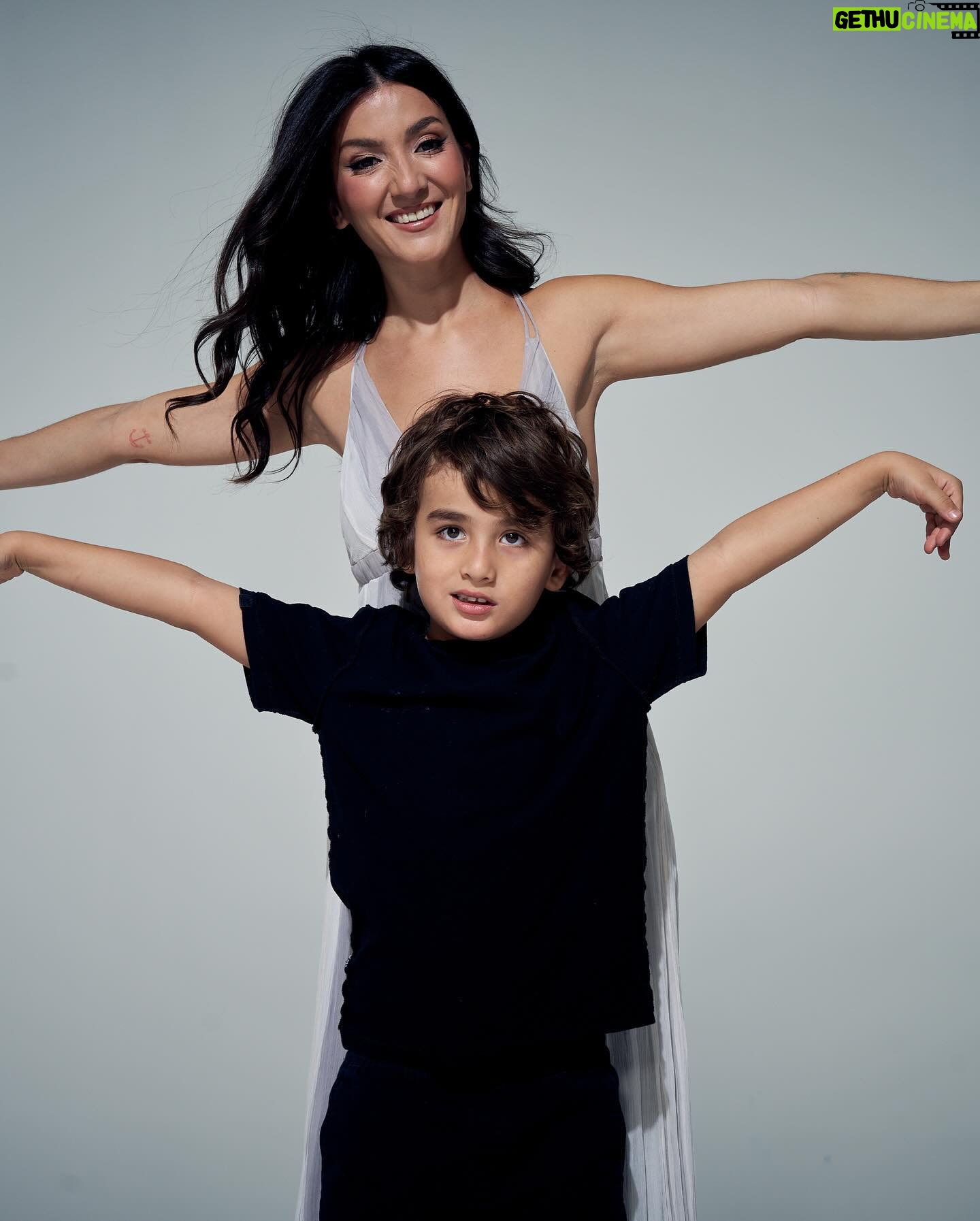 Eréndira Ibarra Instagram - Eréndira Ibarra forma parte de nuestro especial del Día de las Madres. Para la actriz, el reto más grande ha sido la neurodiversidad de su hijo. “Cuando llega un niño neurodiverso, el mundo cambia y la forma en que hacemos las cosas tiene que cambiar también”, nos contó. No te pierdas la entrevista completa en el link de nuestra bio ☝🏻 Foto: @luiscalderonphoto Maquillaje y Peinado: @cmprbeauty Texto: @maitecuesta_ Estilismo: @lupislupismb Producción: @brendafdzu Video y entrevista: @marieela_cr @irving_chaga