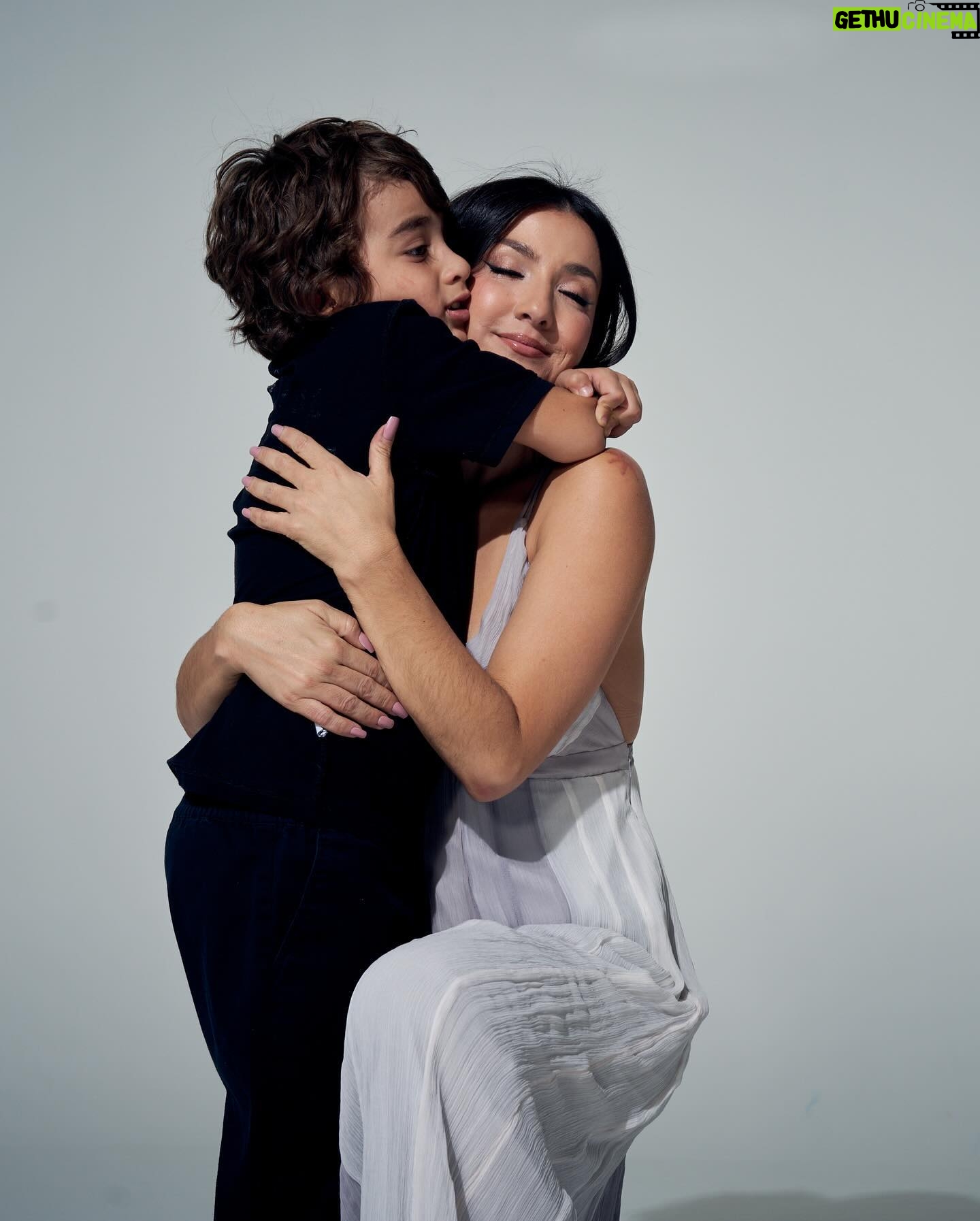 Eréndira Ibarra Instagram - Eréndira Ibarra forma parte de nuestro especial del Día de las Madres. Para la actriz, el reto más grande ha sido la neurodiversidad de su hijo. “Cuando llega un niño neurodiverso, el mundo cambia y la forma en que hacemos las cosas tiene que cambiar también”, nos contó. No te pierdas la entrevista completa en el link de nuestra bio ☝🏻 Foto: @luiscalderonphoto Maquillaje y Peinado: @cmprbeauty Texto: @maitecuesta_ Estilismo: @lupislupismb Producción: @brendafdzu Video y entrevista: @marieela_cr @irving_chaga