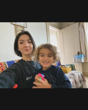 Eréndira Ibarra Instagram - #LaMamaDeRocco
.
El nació y me dio vida a mi. 
.
Soy madre y me sostengo gracias a mi red que cría conmigo. Me siento acompañada y agradecida, GRACIAS INFINITAS ROCCO. 
.
.
#ChamitoCandela #LosMios