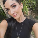 Eréndira Ibarra Instagram - *Quien no tiene fuerza para sostener un sueño, no tiene fuerza para sostener su vida.* verdades como puños de mi admirada @adrianabarrazaoficial en los @premios_platino. Hoy fue un día hermoso, lleno de inspiración y mucho amor. Empezar en un evento tan lindo y terminar en los brazos de mi chamito candela me da fuerza para cargar mis sueños y seguir luchando. Gracias @premios_platino por existir, @lorenasaravia por el look, @karime_gomez21 por tu magia (siempre). Y gracias universo por este día, por recordarme mi fuerza y por la mirada infinita de mi cachorro. #CorazonAgradecido #PaAtrasNiPaCogerImpulso . . . Sueños sanadores bandita Bella. 🌊🤍🫂✨