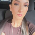 Eréndira Ibarra Instagram - *Quien no tiene fuerza para sostener un sueño, no tiene fuerza para sostener su vida.* verdades como puños de mi admirada @adrianabarrazaoficial en los @premios_platino. Hoy fue un día hermoso, lleno de inspiración y mucho amor. Empezar en un evento tan lindo y terminar en los brazos de mi chamito candela me da fuerza para cargar mis sueños y seguir luchando. Gracias @premios_platino por existir, @lorenasaravia por el look, @karime_gomez21 por tu magia (siempre). Y gracias universo por este día, por recordarme mi fuerza y por la mirada infinita de mi cachorro. #CorazonAgradecido #PaAtrasNiPaCogerImpulso . . . Sueños sanadores bandita Bella. 🌊🤍🫂✨