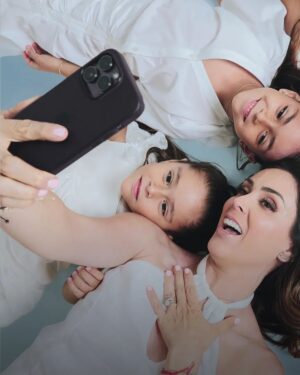 Eréndira Ibarra Instagram - Las mamás de ahora: La maternidad es un viaje de emociones y responsabilidades que transforma por completo la vida de una mujer. En este especial del Día de las Madres, honramos el amor, aplaudimos el sacrificio y celebramos todas sus formas. Platicamos con Joy y Diana Atri, Jacky Bracamontes, Camila West, Eréndira Ibarra, Pamela Cerdeira y más mamás para conocer su visión personal de esta experiencia única. 

No te pierdas las entrevistas completas en el link de nuestra bio ☝🏻

Foto: @luiscalderonphoto
Maquillaje y Peinado: @cmprbeauty 
Texto: @maitecuesta_
Estilismo: @lupislupismb
Producción: @brendafdzu
.
.
.
.
.
#proudmom #diadelasmadres #mama