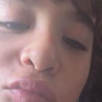Eréndira Ibarra Instagram - Quisiera tener las palabras exactas para describir lo que me hace sentir esta canción y este video. Tener a un hijo con autismo ha sido el reto más extraordinario y conmovedor al que me he enfrentado. Gracias al universo tengo al mejor compañero @elpanafredd y a la mejor red de apoyo @erendira_va @wandaklor @nybarrak @gori.gori_ que nos sostiene y nos cuida (no mencionó a todes pero saben quienes son). Si eres parte de nuestra familia escogida y generas un espacio seguro y amoroso para Rocco, gracias infinitas, tú amor y tu presencia es invaluable para nosotrxs. Si quieres saber cómo ayudar alguien cercano que está criando a una persona neurodiversa. Infórmate, lee, pregúntales “cómo te puedo ayudar?”, cada persona es distinta. Pero sobre todo, ten paciencia. A veces la presión de no quedarles mal nos obliga a tomar distancia o decisiones que no son lo mejor para nuestras crías. Cancelar o cambiar planes de ultimo momento a veces es necesario. Sí nos importan pero estamos haciendo lo que podemos. Y si estás en este viaje de crianza conmigo, te abrazo y te acompaño. Se qué hay días que el mundo se torna desesperanzador pero que cada sonrisa, cada logro (por mas pequeño que sea) y cada caricia te de fuerza para seguir. Estamos Juntxs. Si eres nuerodiversx y para mi hijo en un futuro: estamos luchando por que la sociedad r*evolicione su forma de empatizar y de generar un mundo realmente incluyente. No están solxs. #autismawareness #autismo #Neurodiversidad
