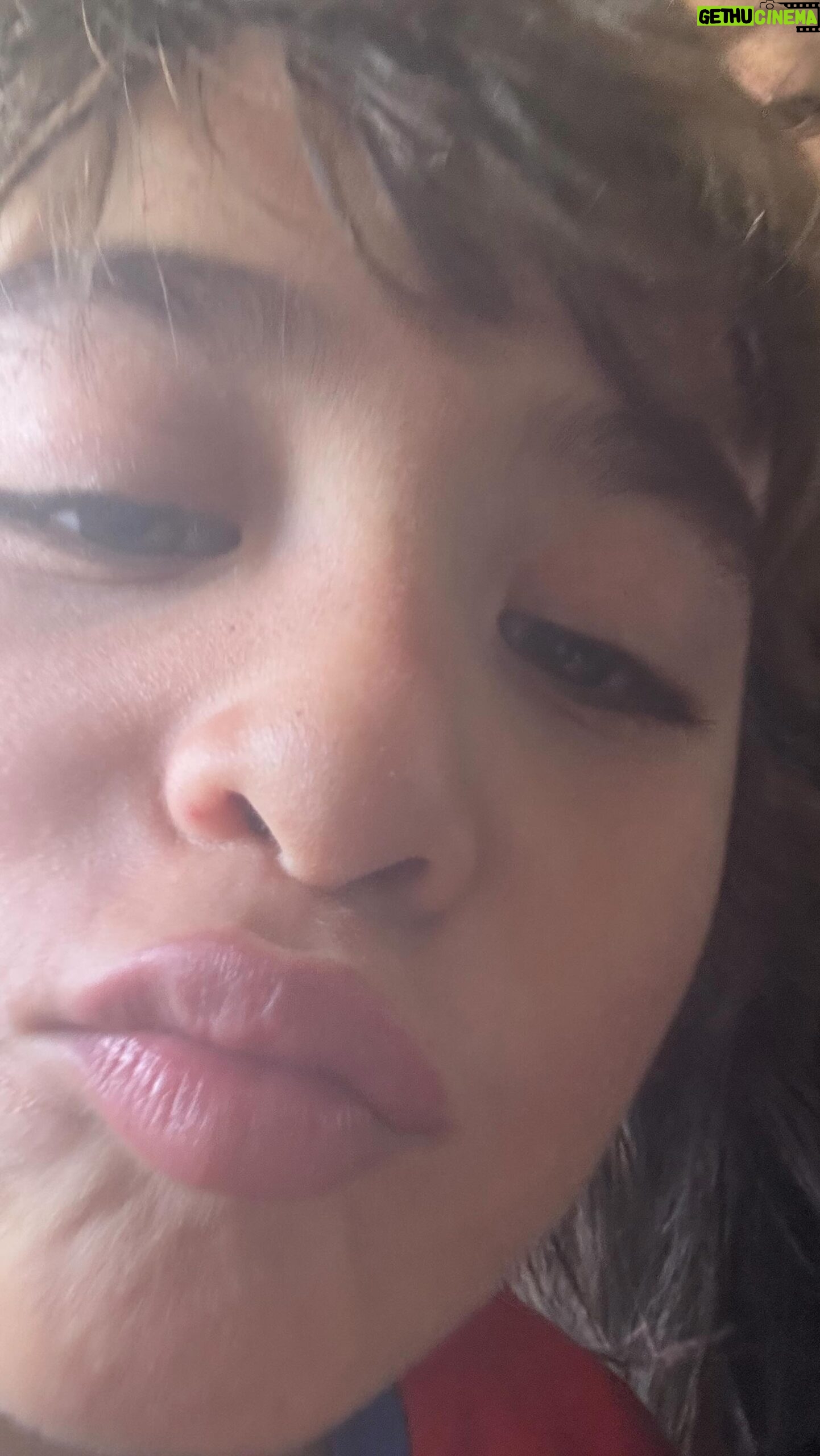 Eréndira Ibarra Instagram - Quisiera tener las palabras exactas para describir lo que me hace sentir esta canción y este video. Tener a un hijo con autismo ha sido el reto más extraordinario y conmovedor al que me he enfrentado. Gracias al universo tengo al mejor compañero @elpanafredd y a la mejor red de apoyo @erendira_va @wandaklor @nybarrak @gori.gori_ que nos sostiene y nos cuida (no mencionó a todes pero saben quienes son). Si eres parte de nuestra familia escogida y generas un espacio seguro y amoroso para Rocco, gracias infinitas, tú amor y tu presencia es invaluable para nosotrxs. Si quieres saber cómo ayudar alguien cercano que está criando a una persona neurodiversa. Infórmate, lee, pregúntales “cómo te puedo ayudar?”, cada persona es distinta. Pero sobre todo, ten paciencia. A veces la presión de no quedarles mal nos obliga a tomar distancia o decisiones que no son lo mejor para nuestras crías. Cancelar o cambiar planes de ultimo momento a veces es necesario. Sí nos importan pero estamos haciendo lo que podemos. Y si estás en este viaje de crianza conmigo, te abrazo y te acompaño. Se qué hay días que el mundo se torna desesperanzador pero que cada sonrisa, cada logro (por mas pequeño que sea) y cada caricia te de fuerza para seguir. Estamos Juntxs. Si eres nuerodiversx y para mi hijo en un futuro: estamos luchando por que la sociedad r*evolicione su forma de empatizar y de generar un mundo realmente incluyente. No están solxs. #autismawareness #autismo #Neurodiversidad