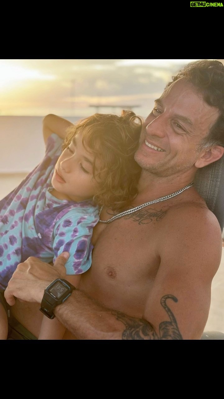 Eréndira Ibarra Instagram - These smiles are my forever valentine. De un after salió la mirada más clara… gracias @elpanafredd por voltearme a ver y por construir conmigo sueños extraordinarios alcanzables. Amo a nuestra familia y la fuerza y el amor con el que hemos luchado para sostenernos ante todas las adversidades. El amor bonito es aquel que se cuida, se incomoda, se ajusta y se trabaja. Y así en las sonrisas y en la calma se contagia y se expande. No soy muy de Vday pero estos dos se merecen todos los días celebración por sostenerme y aguantarme. Te amo @elpanafredd te amo #ChamitoCandela #TamosJuntxs
