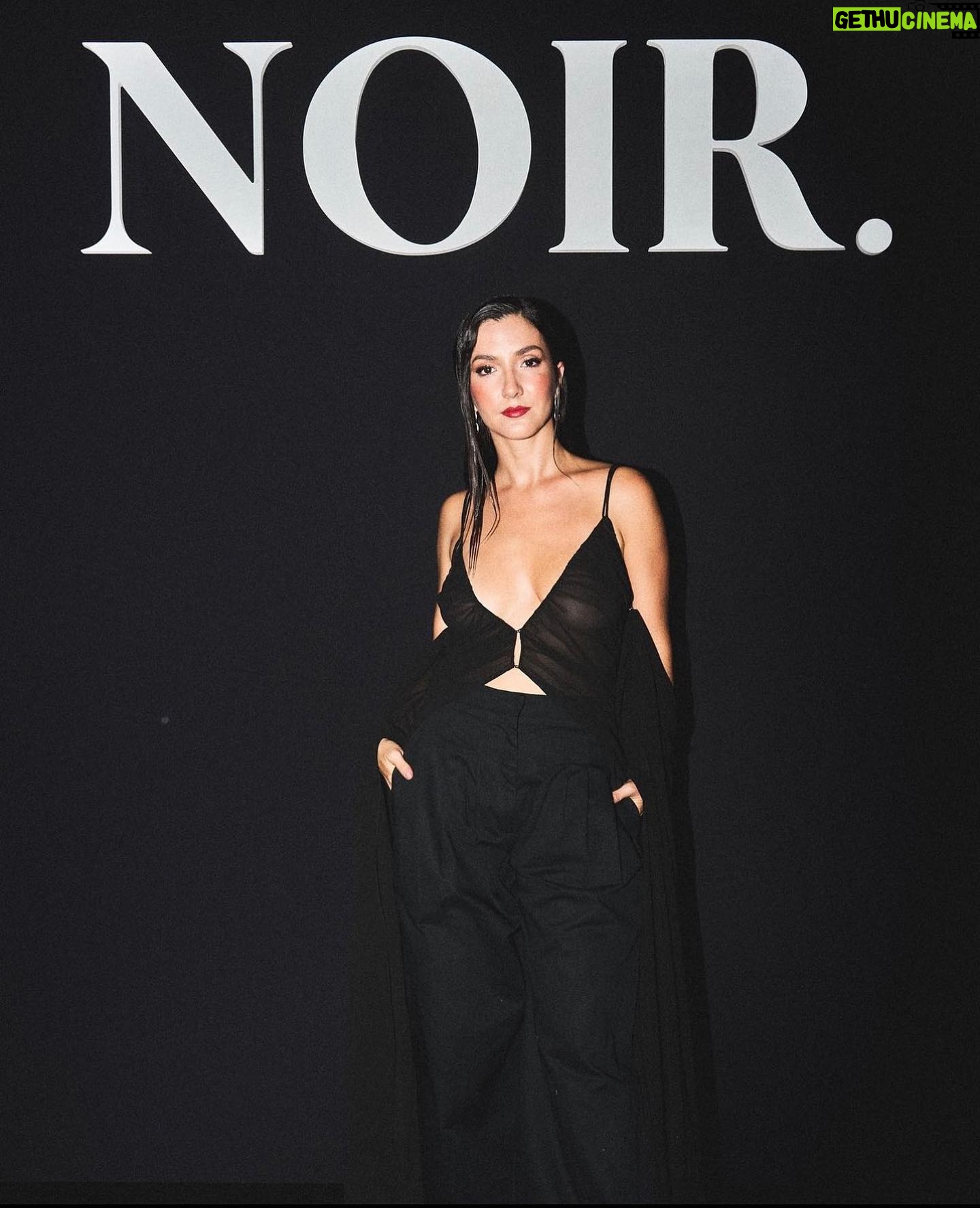 Eréndira Ibarra Instagram - Gracias @_noirmagazine por una noche mágica rodeada de familia querida. La pasamos sabroso. . Y gracias @neithanherbert por este hermoso look. 🖤🖤🖤 . . . #OnlyForTheBold