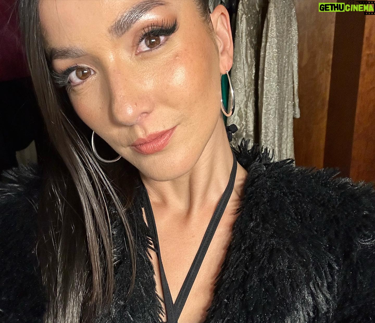 Eréndira Ibarra Instagram - #AboutLastNight echándole porras a toda la banda en esta nueva aventura. No se pierdan #ElZorro en @amazonprime 🤍 #Z @instapizzo @cuauhtli_jimenez @dalia_xiuhcoatll @rennotni @andruchis @alosian les amo y les celebro! @karime_gomez21 mua y pelo (rifándose como siempre) Body @evauriasmx pantalones @zurce__