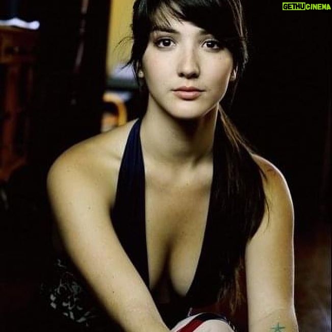 Eréndira Ibarra - 28.8K Likes - Por tantos días que no me vi, no me entendí, no me cuide. Hoy prometo ser ferozmente tierna conmigo, sostenerme y verme clara y amorosamente.
Ella que fui, es mi fuerza para ser hoy. Por todas las veces que la lastime… hoy me protejo.
.
.
#TheNewParadigmIsToRise #FlowThroughUntilYouBreakthrough #RadicalAndRevolutionarySelfLove
.
.
📸 @bkheadshots
.
Meme by mi @punk_y_cursi