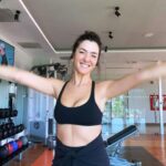 Eréndira Ibarra Instagram - Push through until you breakthrough. Así, sin pensarlo mucho. Una vez en un momento de crisis una mujer medicina (@zheii0____0) me dijo: “lo único que necesitas para estar viva es respirar” y se que suena fácil y obvio, pero para algunas personas el respirar, sin pensar, sobre pensar, analizar es casi imposible. Un acto tan natural se vuelve un trabajo monumental… (((respirar))). Entrenar me obliga a respirar, me obliga a escuchar mi cuerpo en vez de pelearlo. No siempre es saludable mi approach, a veces he desquitado mis enojos y mis tristezas a través de entrenamientos, también he llorado desconsolada después de una serie de reps a la mitad de un gimnasio atascado. Pero también me he reído de felicidad pura y plena de sorprenderme de lo que mi cuerpo y mi mente son capaces cuando están en sintonía. El mover el cuerpo me ha ayudado a mover el alma. El sudar me ha sacado las lágrimas atoradas y el esfuerzo las carcajadas más orgullosas. No es una relación de amorcito y nubecitas de colores, no voy a mentir, pero el amor propio de verdad incomoda, exige, duele y transforma. Me voy al 2024 sabiendo que cuando me sienta mas rota, mas desanimada mas mareada de sobre pensar mis hábitos saludables me sacarán. Lento, pero seguro. Por las Erendira’s que fui, por la que soy y por las que vienen. *LET ME FALL IF I MUST FALL THE ONE I WILL BECOME WILL CATCH ME*