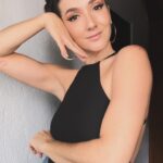 Eréndira Ibarra Instagram - Hoy me tocó ir a hablar con la banda de #Meta sobre la autenticidad, la inclusión y tomar conciencia, no fiscalizando a les otres si no haciéndonos responsables del papel que jugamos en la vida de otras personas. Fue una platica bien linda con muchas personas súper abiertas y amorosas. Gracias por invitarme y mucho amor! 🌊🤍🫂✨ . Gracias @karime_gomez21 por tu magia, me veía 1000 veces mejor de lo que sentia, eres una chingona. . #LaRevolucionDeLaTernura #FlowThroughUntilYouBreakthrough #CorazonAgradecido