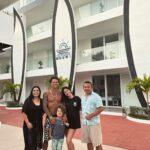 Eréndira Ibarra Instagram - Días de sol, apapachos, familia y nuestro nuevo lugar favorito @theviewsresort 🌊🤍🫂✨
