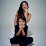 Eréndira Ibarra Instagram - Eréndira Ibarra forma parte de nuestro especial del Día de las Madres. Para la actriz, el reto más grande ha sido la neurodiversidad de su hijo. “Cuando llega un niño neurodiverso, el mundo cambia y la forma en que hacemos las cosas tiene que cambiar también”, nos contó. No te pierdas la entrevista completa en el link de nuestra bio ☝🏻 Foto: @luiscalderonphoto Maquillaje y Peinado: @cmprbeauty Texto: @maitecuesta_ Estilismo: @lupislupismb Producción: @brendafdzu Video y entrevista: @marieela_cr @irving_chaga