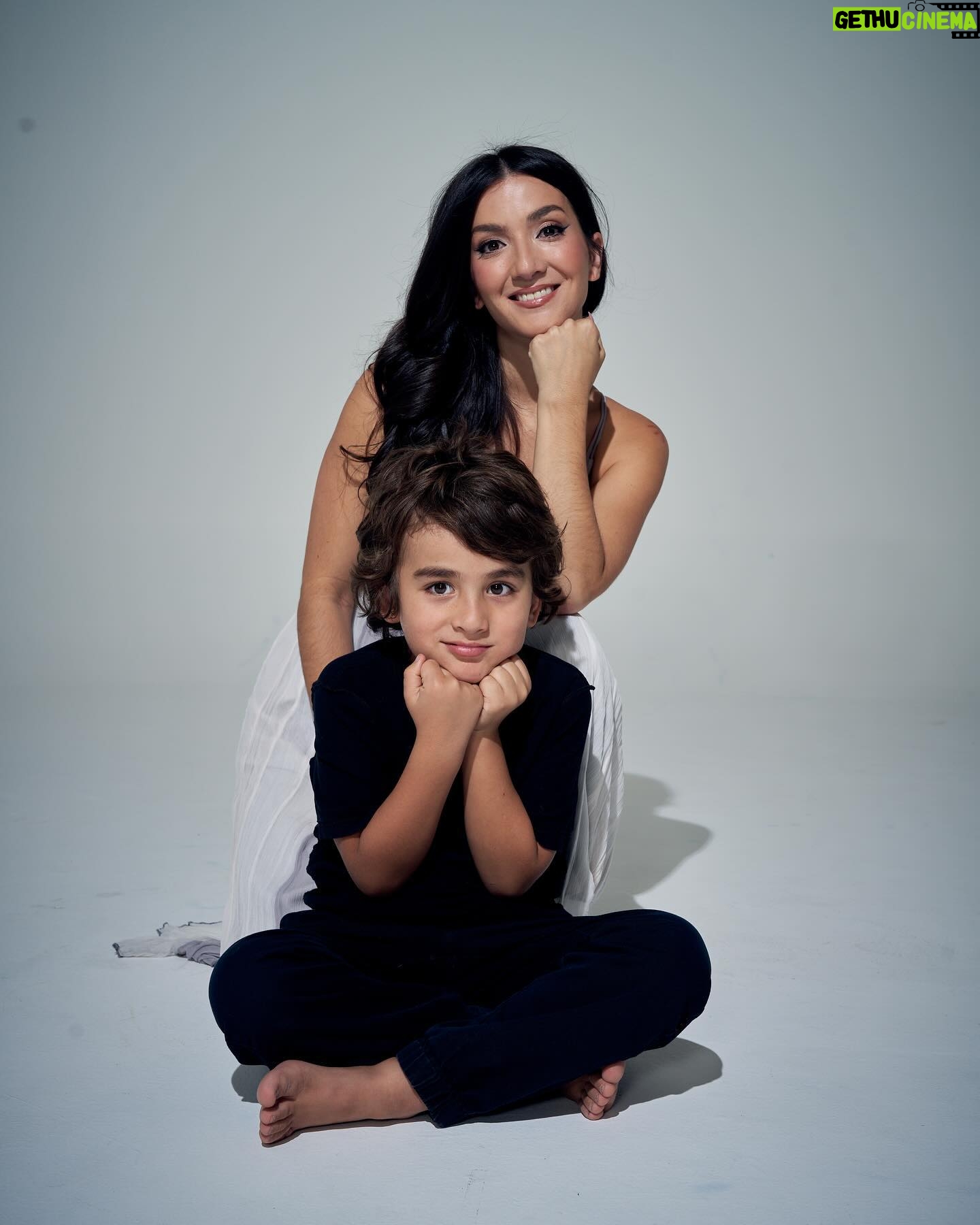 Eréndira Ibarra Instagram - Eréndira Ibarra forma parte de nuestro especial del Día de las Madres. Para la actriz, el reto más grande ha sido la neurodiversidad de su hijo. “Cuando llega un niño neurodiverso, el mundo cambia y la forma en que hacemos las cosas tiene que cambiar también”, nos contó. No te pierdas la entrevista completa en el link de nuestra bio ☝🏻 Foto: @luiscalderonphoto Maquillaje y Peinado: @cmprbeauty Texto: @maitecuesta_ Estilismo: @lupislupismb Producción: @brendafdzu Video y entrevista: @marieela_cr @irving_chaga