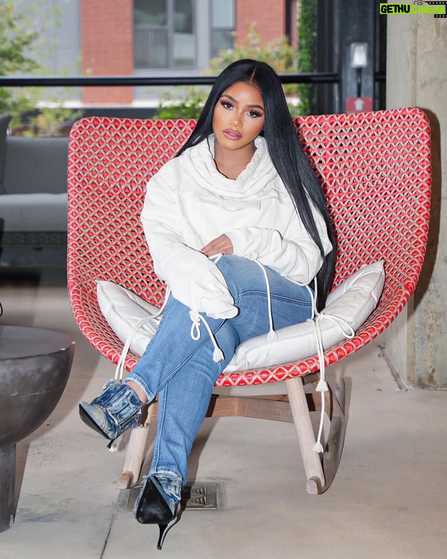 Erica Pinkett Instagram - I am surrounded by God’s favor🙏🏽🫶🏽❤️👑