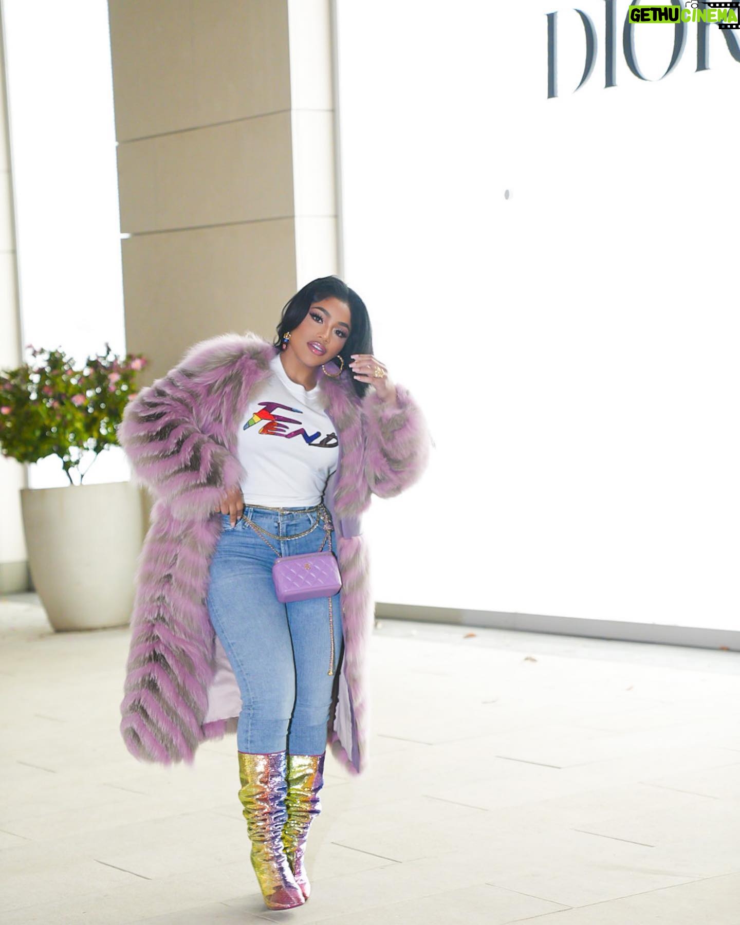 Erica Pinkett Instagram - I donβt know who needs to hear this but God is going to perform miracles in these last couple weeks of 2023, just stay the course. Stay down until you come up ππͺπ½ππ½β€οΈ πΈ @jeffgetcash Hair (tape ins) @kt_hairco