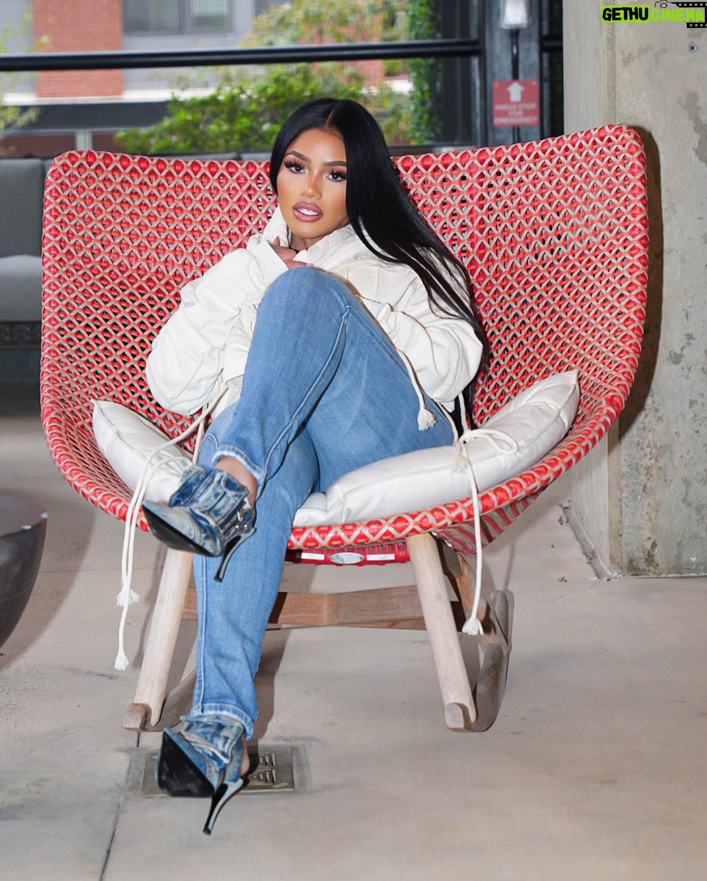 Erica Pinkett Instagram - I am surrounded by God’s favor🙏🏽🫶🏽❤️👑