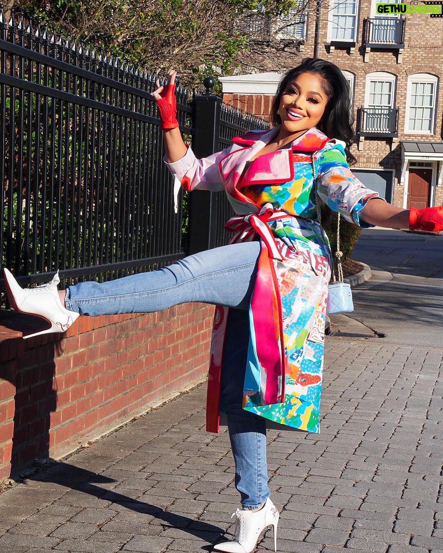 Erica Pinkett Instagram - Happy new year loves🥳🎊❤️ I hope 2024 is great to all of us 🙏🏽❤️ 📸: @jeffgetcash MUA: @ohkeliyah Coat: Basquiat X Alice