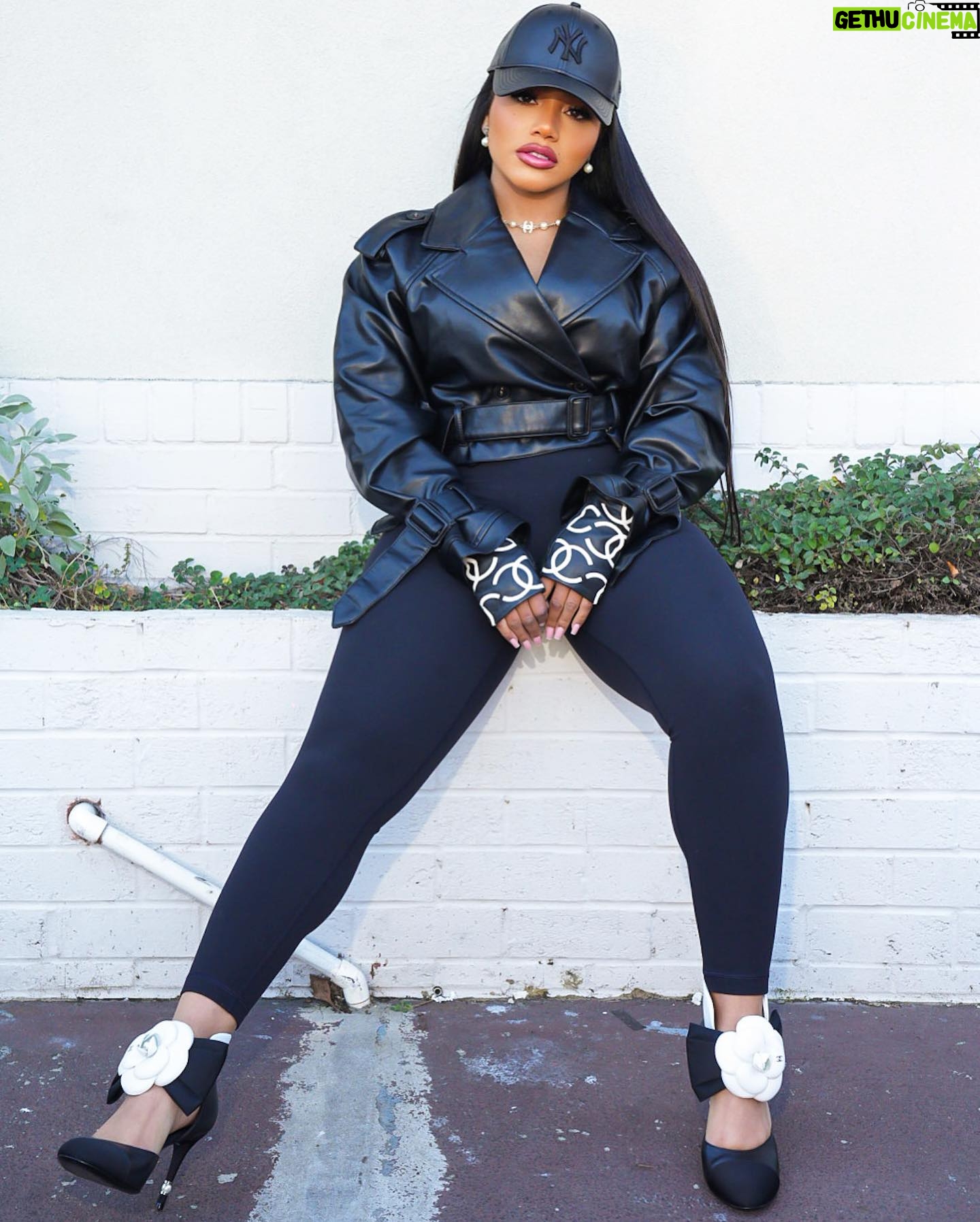 Erica Pinkett Instagram - Like caviar and champagne, baby you have to have good taste to enjoy this π₯ππ πΈ: @jeffgetcash MUA: @ohkeliyah Earrings/necklace/shoes/gloves: @chanelofficial Jacket: @zara Hat: @culturekings
