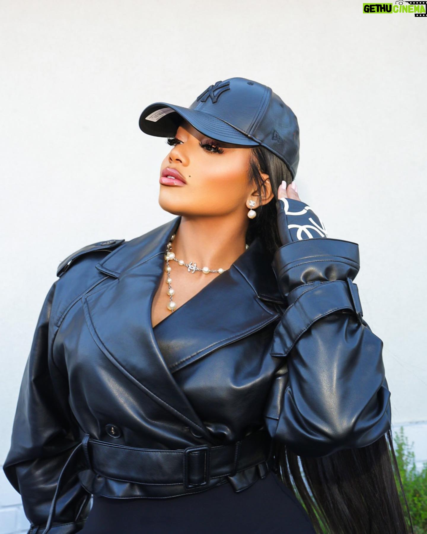 Erica Pinkett Instagram - Like caviar and champagne, baby you have to have good taste to enjoy this π₯ππ πΈ: @jeffgetcash MUA: @ohkeliyah Earrings/necklace/shoes/gloves: @chanelofficial Jacket: @zara Hat: @culturekings