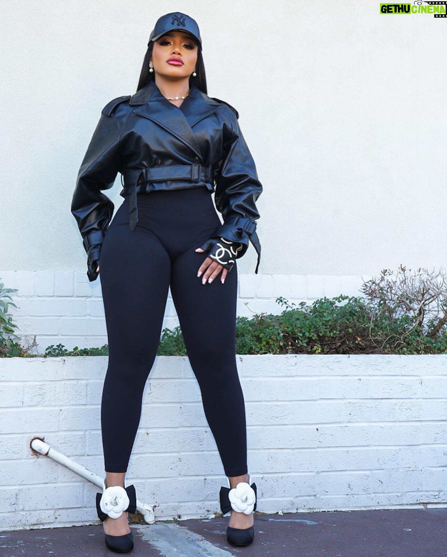 Erica Pinkett Instagram - Like caviar and champagne, baby you have to have good taste to enjoy this π₯ππ πΈ: @jeffgetcash MUA: @ohkeliyah Earrings/necklace/shoes/gloves: @chanelofficial Jacket: @zara Hat: @culturekings