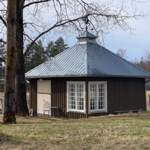 Erika Åberg Instagram - Jag fick en inspelningsledig dag och passade på att åka till Stabergs bergsmansgård. Hela platsen är kulturreservat och förutom den rödmålade bergsmansgården finns en barockträdgård med dammar, växthus och en vitputsad herrgård. Hästar betar marken, det finns vandringsleder och en trevlig lunchrestaurang.

Det var många år sedan jag var här sist och jag blev så glad över hur området har utvecklats! Det måste vara helt fantastiskt när äppelträden blommar och växtligheten i köksträdgården och kryddträdgården har kommit igång!

Restips till den som vill utforska Dalarna i sommar.
@gamlastaberg