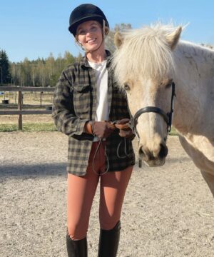 Erika Åberg Instagram - Idag är det precis ett år sedan jag skrev på papperen och blev hästägare för första gången i mitt liv. Vid 45 års ålder lyckades jag förverkliga min barndomsdröm om en egen häst.🥲

Ibland kan en dröm som slår in visa sig ha baksidor som man inte hade räknat med. Jag hade därför förberett mig på att det skulle bli riktigt tufft att ta sig an en häst. Vi kanske skulle ha svårt att förstå varandra, han kanske skulle bli skadad eller sjuk, hästlivet kanske skulle sluka all min tid och käka upp alla pengar. Så varenda dag som jag har satt mig i bilen och åkt från stallet har jag konstaterat något förvånat att ”det gick ju bra idag igen!”

Han har lärt känna mig och Nella och tycker till och med om oss.😄 Han har hållit sig skadefri och frisk. Tack vare att han är inackorderad hos fantastiska @annaeahsberg har jag fått stöd och hjälp av både henne och andra i stallet och hittat ett upplägg som passar mitt liv. 

Det har varit en stor förändring i vardagen, men hittills bara till det bättre - och kommer det någon motgång tror jag faktiskt att jag ska klara av även det!🤎🐴🤎