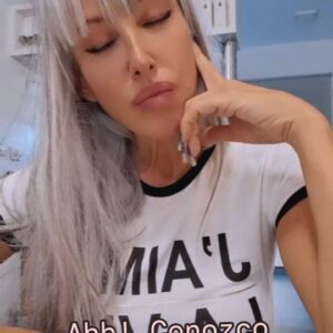 Erika de Sautu Riestra Instagram - Boluuuuuudaaaa???? Hay esperanza !!!
.....
Holis Vecinis? Qué ondiis??
#humor #reels #actrizargentina #hope