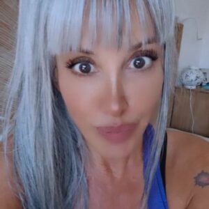 Erika de Sautu Riestra Instagram - A VER....ACLAREMOS LAS COSAS.
NO ES MAGIA.
ES LABURO.
NO SON GANAS.
ES SACRIFICIO.
NO VIENE DE AFUERA.
NACE DE VOS.
#reels #fitness #fitnesswoman #voluntad #sacrificio #ganas  #over50 #57yearsold