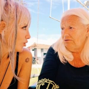 Erika de Sautu Riestra Instagram - Qué lindo llegar a los 82 y seguir siendo coqueta y disfrutar los halagos 💕
#madre #hija #abuela #geriatria