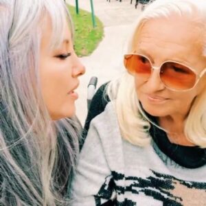 Erika de Sautu Riestra Instagram - LA SONRISA DE MAMÁ  PARTE 1
Alla vamos !!! Ana es Odontologa y ademas de atender en su consultorio, hace tratamientos a domicilio para abuelos con dificultad para novilizarse.
Una Genia !!! @ana.c.rico
#sonrisa #dientes #odontologia #madre #abuela #hija