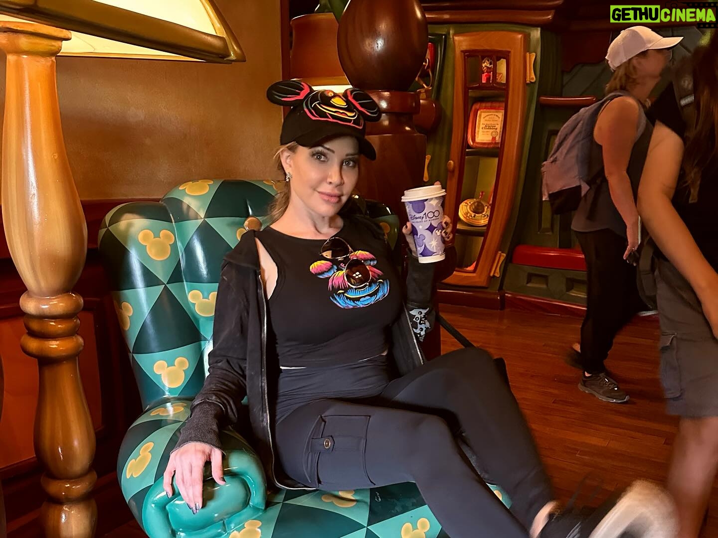 Erika Jordan Instagram - Chilling at Mickey’s house.. What is your favorite thing to do at Disneyland? #disneyland #disneyhalloween #disney #favorite