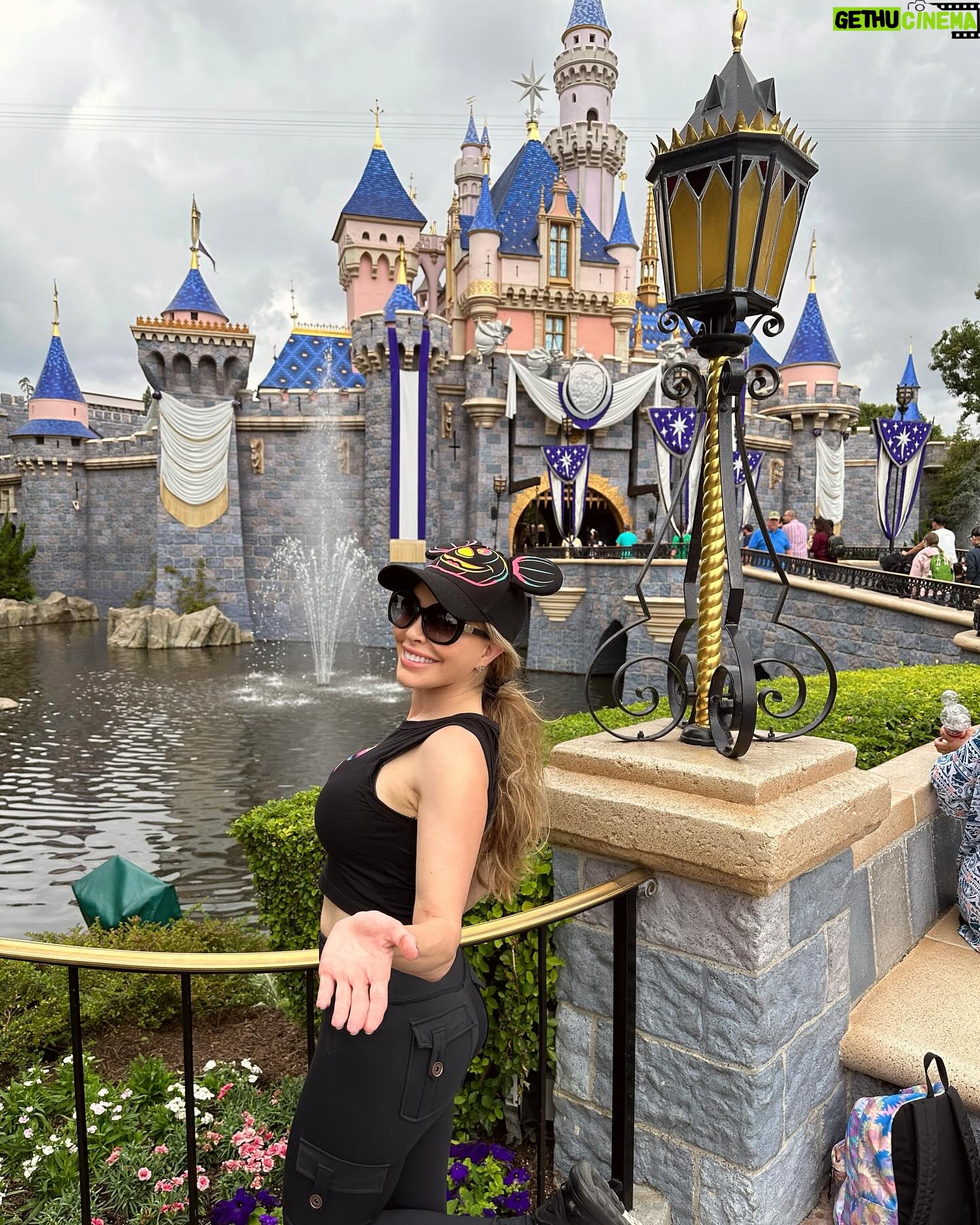 Erika Jordan Instagram - I went to Disneyland! 🥰 #disneyland #mickeymouse #disneyhalloween