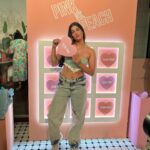 Erika Packard Instagram – @hudabeauty and me have something we love to do in common 🎀…………… Baking!!! IYKYK 🤭