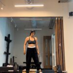 Erika Packard Instagram – Squeeze on the way up walla workout🫣