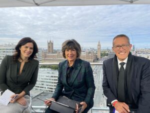 Erin Burnett Instagram - Erin is OutFront in London covering the historic funeral of #QueenElizabethII with @camanpour and @questinny! 🇬🇧