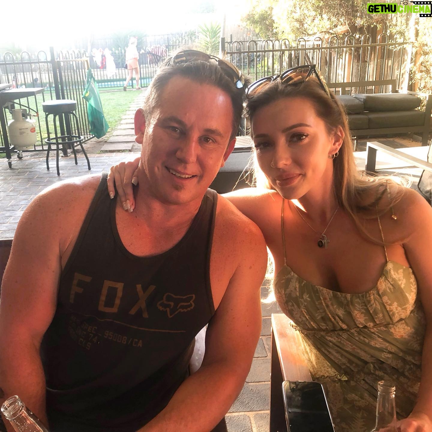 Erin Barnett Instagram - I hope everyone had a wonderful Christmas. I had the BEST time with all our family together🎄🎅❤️ The 2nd photo with my dad - you can really tell that’s the moment I started getting drunk. My face screams ‘drunk’ 🥂😂 #christmas #family #love