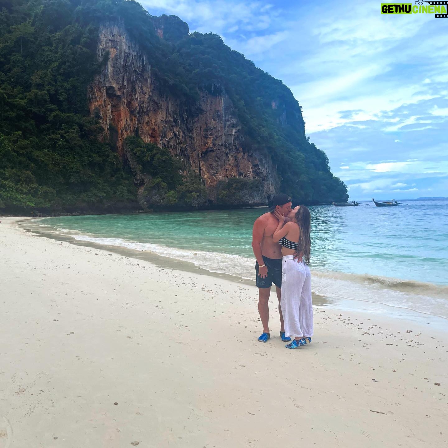 Erin Barnett - 13.6K Likes - Some would say this would be the perfect spot for a proposal, not us though. 😂
Look at our shoes! Best purchase ever while island hopping yesterday! This place is just absolutely stunning ☀️🥰
#holiday #happy