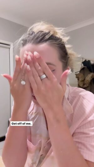 Erin Barnett Instagram - Count how many times I say the word “drunk” 🥴😬 #washyourface #cleanseyoursoul #drunktimes #worthit #lol