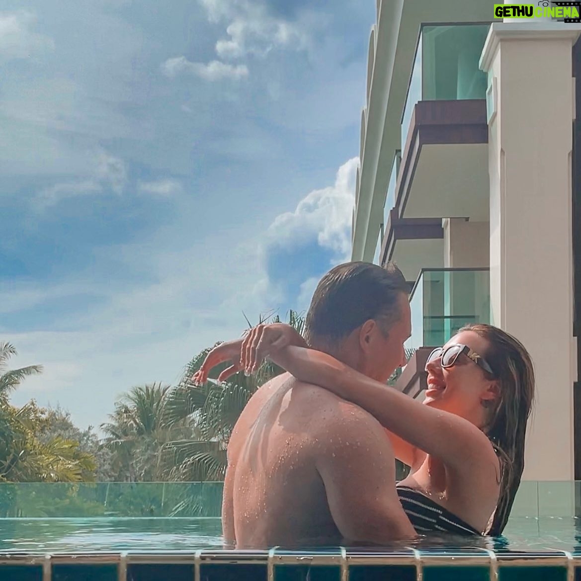 Erin Barnett - 8.1K Likes - Awww, look at us 🥰❤️ Happy with or without that ring! 😇😘 We had the BEST holiday together. Pretty sure I got abs from the amount of laughing I did every day with @_mickruss ! Can’t wait for our next holiday together ✈️
*but a ring would of been nice too*
#holiday #homenow #travelbug #couples #funny #lol #senseofhumor