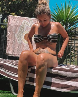 Erin Barnett Instagram - This my friends is the heaviest I’ve ever weighed 🫶🏼 57kgs at 157cm. My goal is to lose 5kgs & get back to a healthier lifestyle. I’m not saying there is anything wrong with how my body looks - I just want to feel better from the inside. I need to eat better, drink more water & exercise. This will also be super beneficial for my mental health ❤️‍🔥

Who else made their 2023 goal to lose weight? Probably most of us 🙃 Let’s see how I go…. ⁣
⁣
⁣
⁣
⁣
⁣
⁣#healthylifestyle #goal #goalsetting #2023 #wishmeluck 
⁣