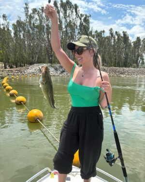 Erin Barnett Instagram - Getting better each year! 🎣 my fishing attire could do with an upgrade though 😅 #yarrawonga #yarrawongamulwala #fishing #fishingbeauty
