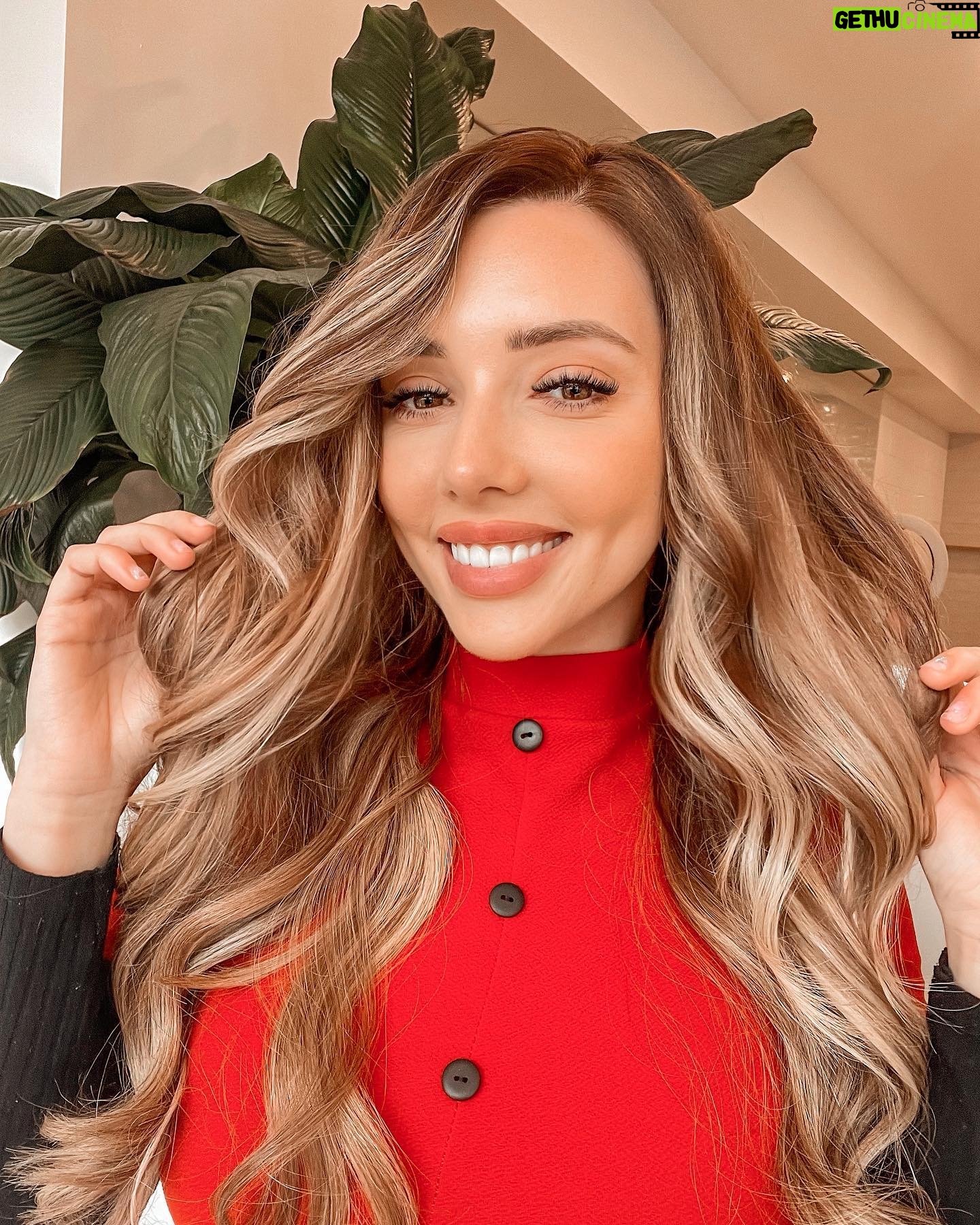 Erin Barnett Instagram - No apologies here for the hair spam 🤪 I mean, c’mon! Look at this hairrrrr, I’m just so happy with it! 🤩🤩🤩 #hairgoals