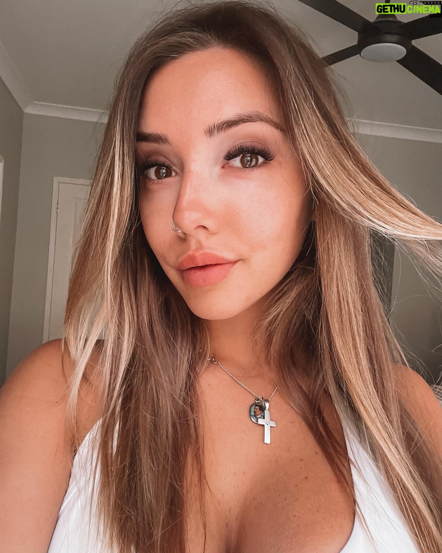 Erin Barnett Instagram - Just double tap ❤️ #mugshot #selfie