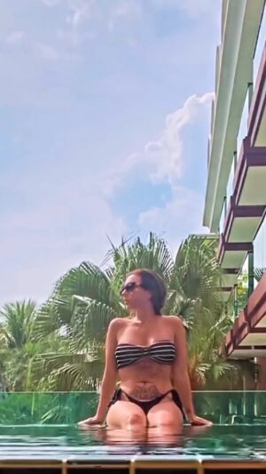 Erin Barnett Instagram - ♈️💜 #poolside